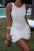 Mini-robe blanche à volants – Fraîcheur et féminité