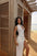 Robe longue blanche avec broche – Élégance raffinée